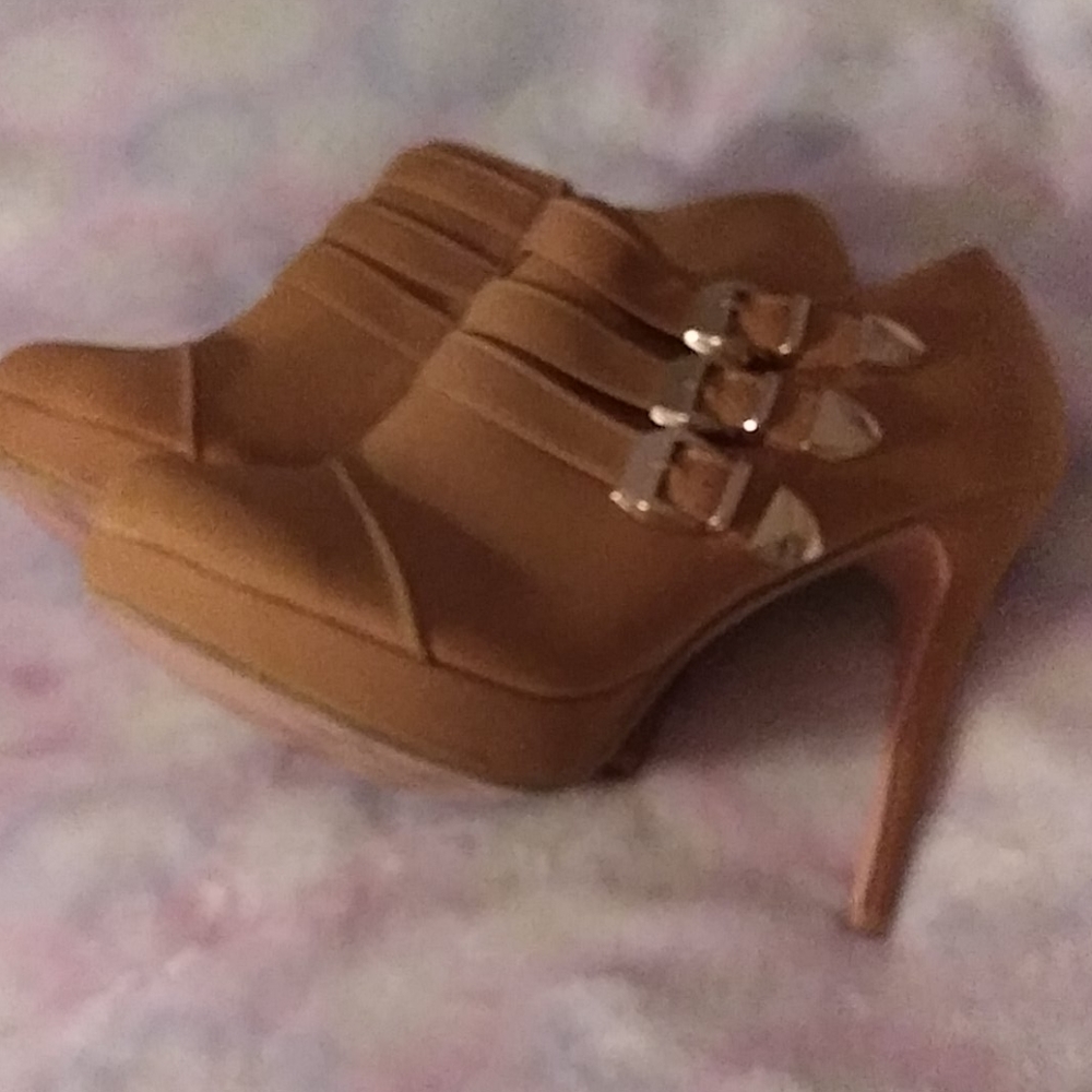 Shoes - Picture 4 of 4